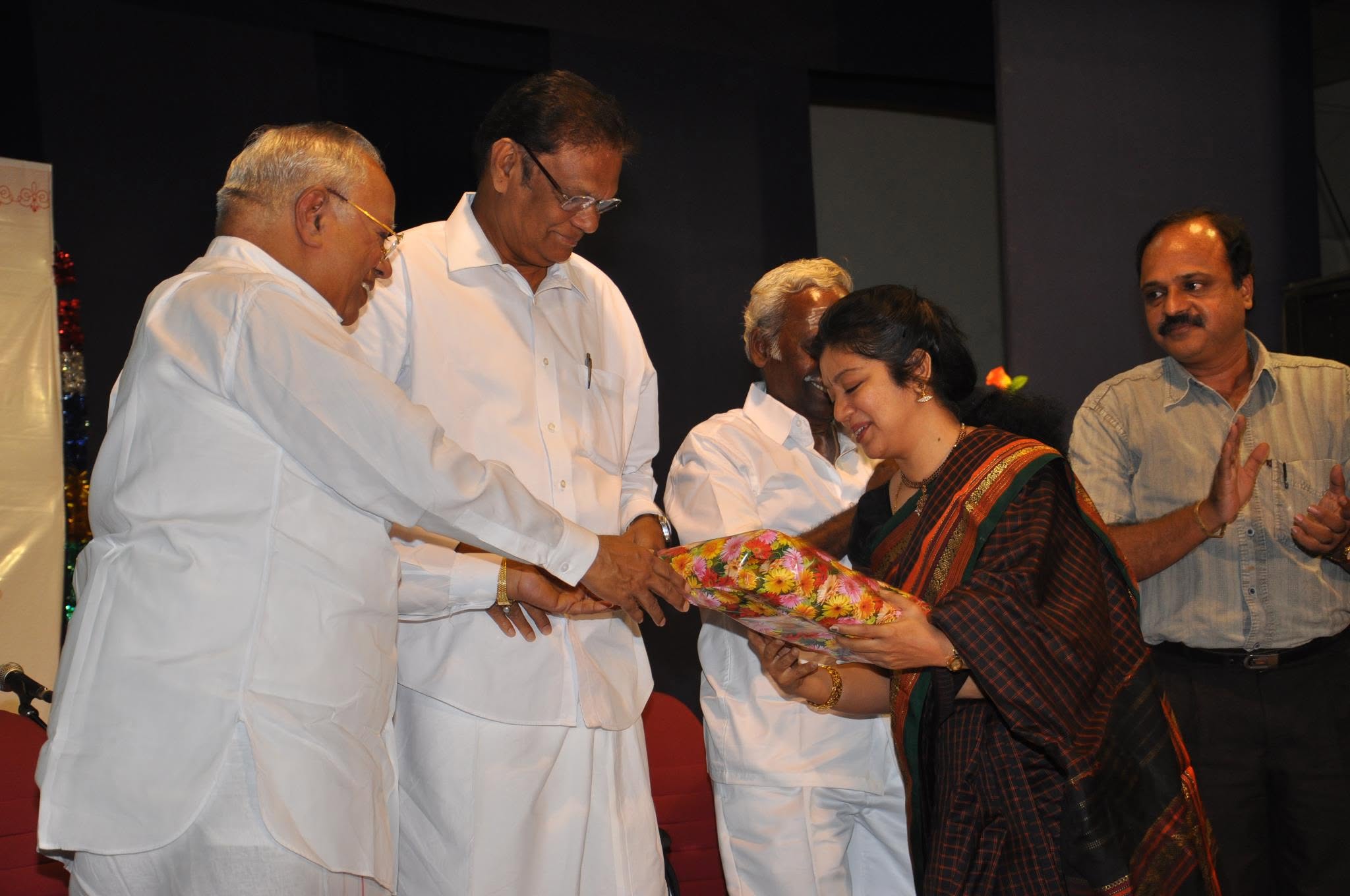 Jayanthi Sundar receiving memento from Sri Nalli Chinnasami Chetty at Mudhra Anniversary